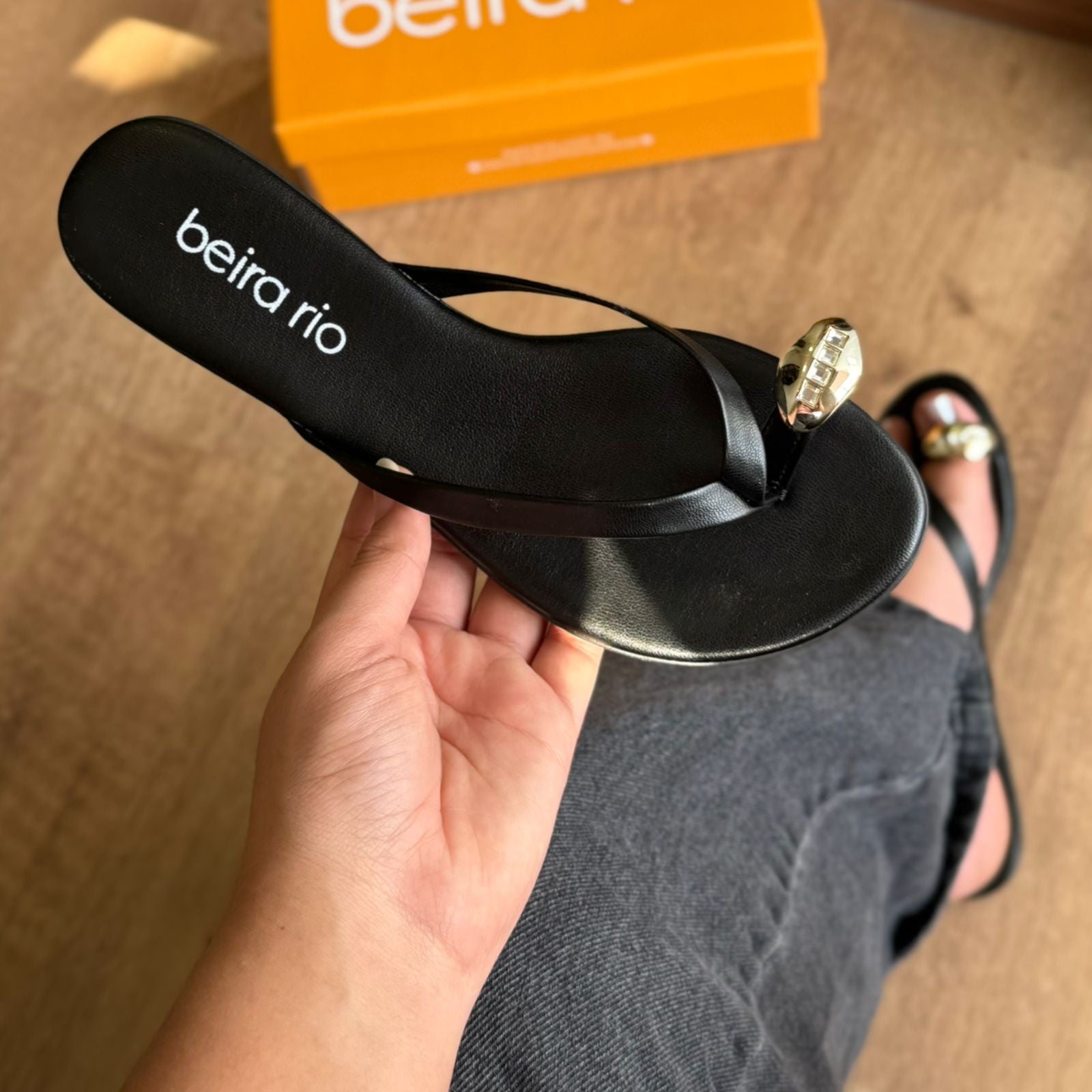 Sandália Beira Rio Rasteira Detalhe Dourado no Dedo 8384.767