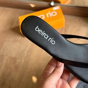 Sandália Beira Rio Rasteira Detalhe Dourado no Dedo 8384.767