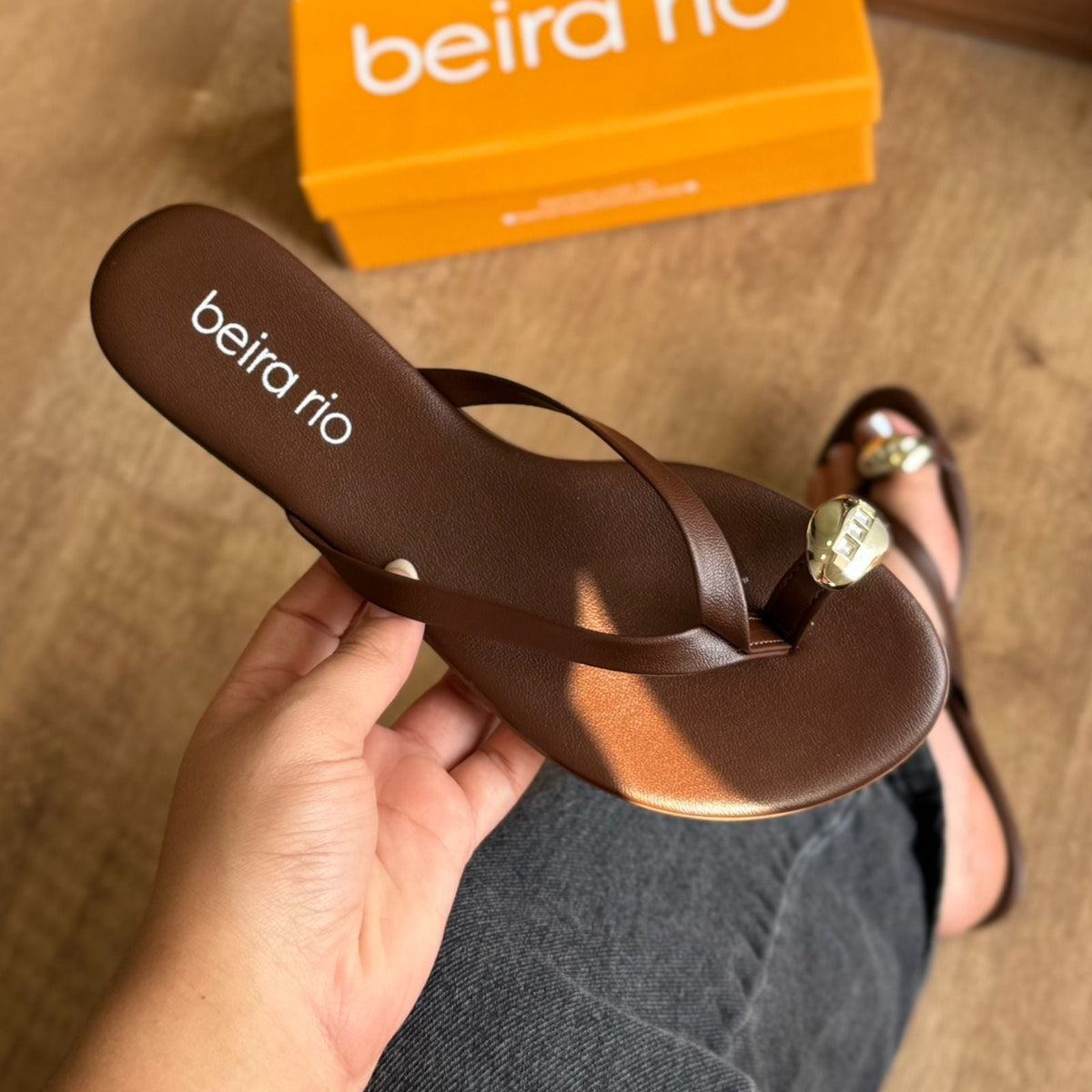 Sandália Beira Rio Rasteira Detalhe Dourado no Dedo 8384.767