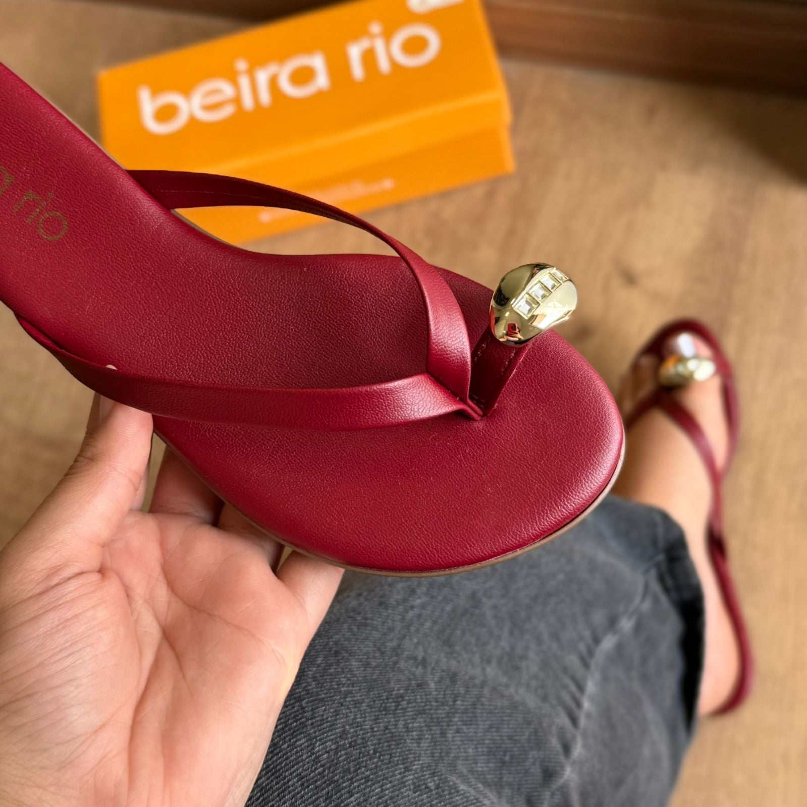 Sandália Beira Rio Rasteira Detalhe Dourado no Dedo 8384.767