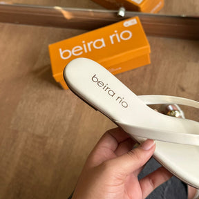 Sandália Beira Rio Rasteira Detalhe Dourado no Dedo 8384.767