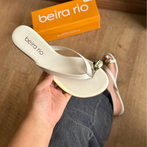 Sandália Beira Rio Rasteira Detalhe Dourado no Dedo 8384.767