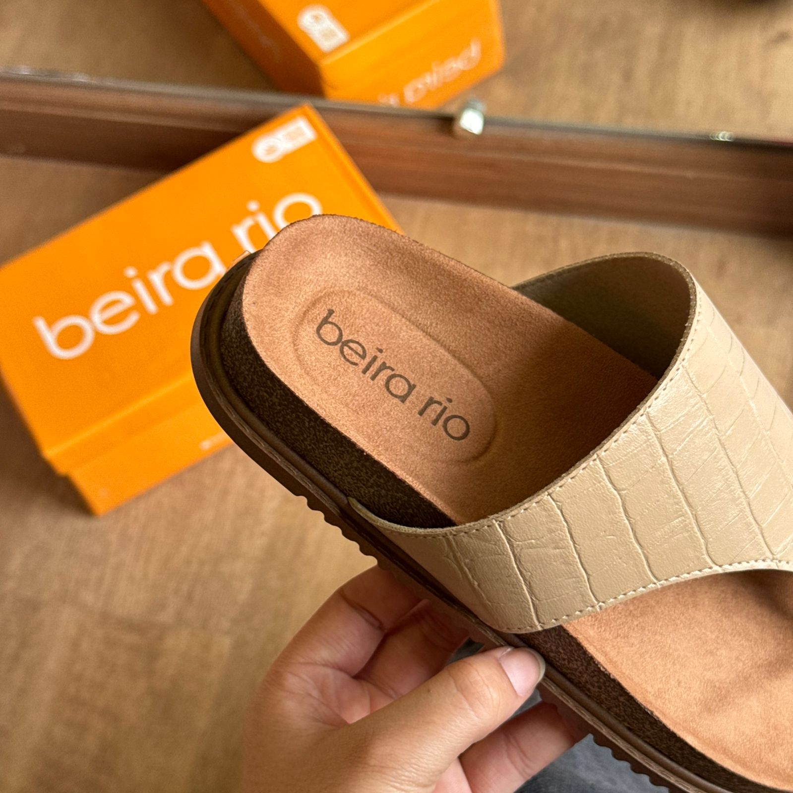 Sandália Couro Croco Detalhe Dourado Beira Rio 8524.110.30630