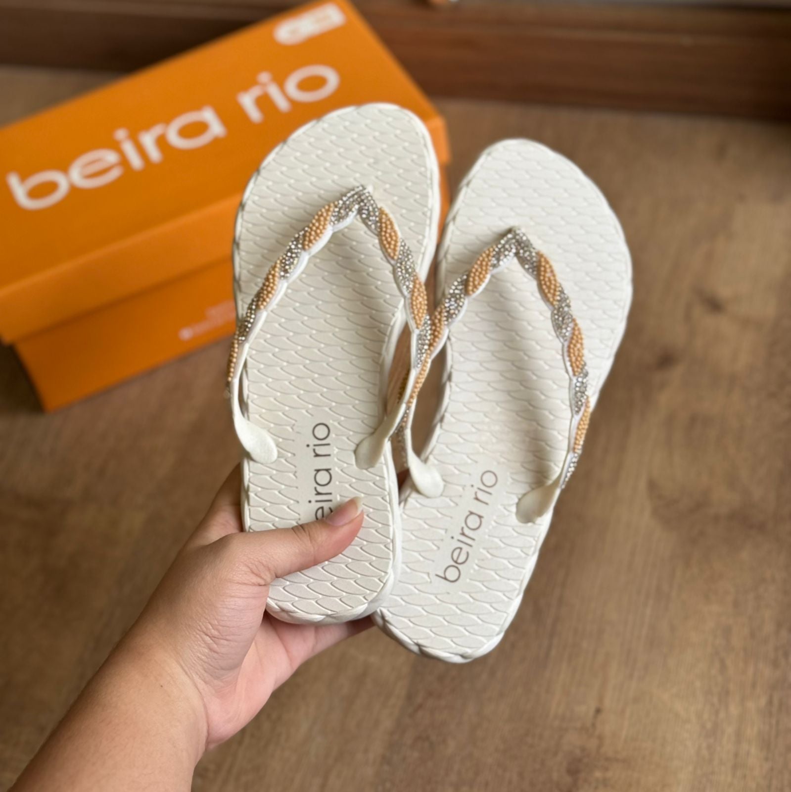 Chinelo de Dedo com Strass Beira Rio 8557.109