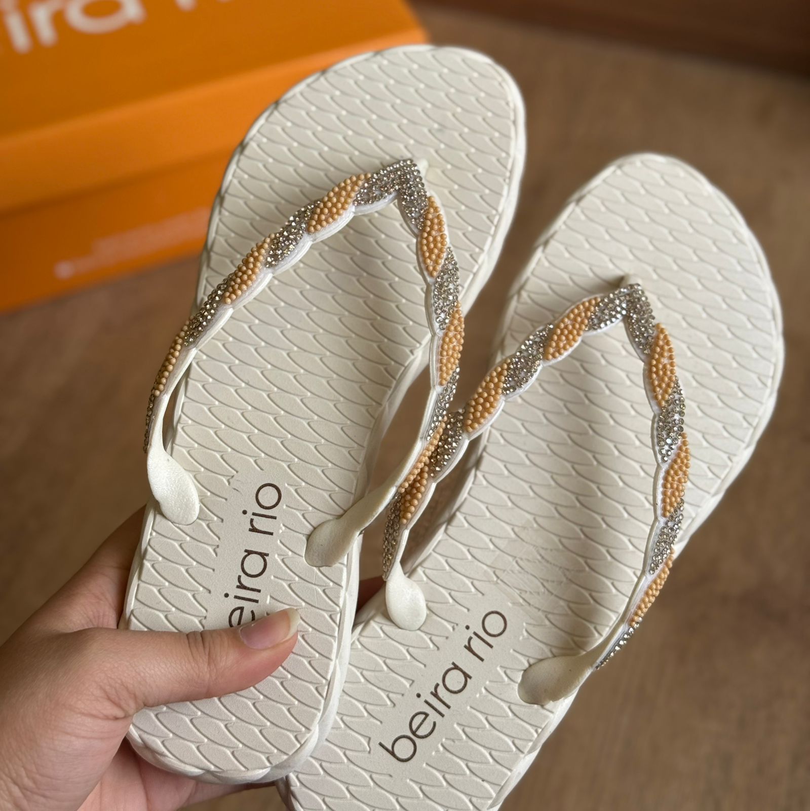 Chinelo de Dedo com Strass Beira Rio 8557.109