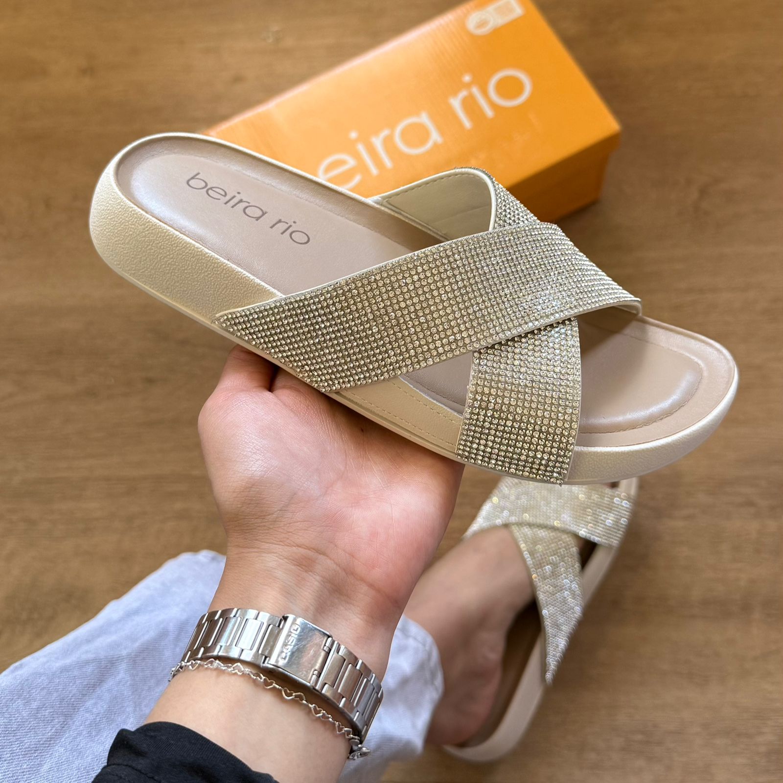 Sandália Beira Rio Rasteira Tiras Cruzadas Brilhosas 8542.104