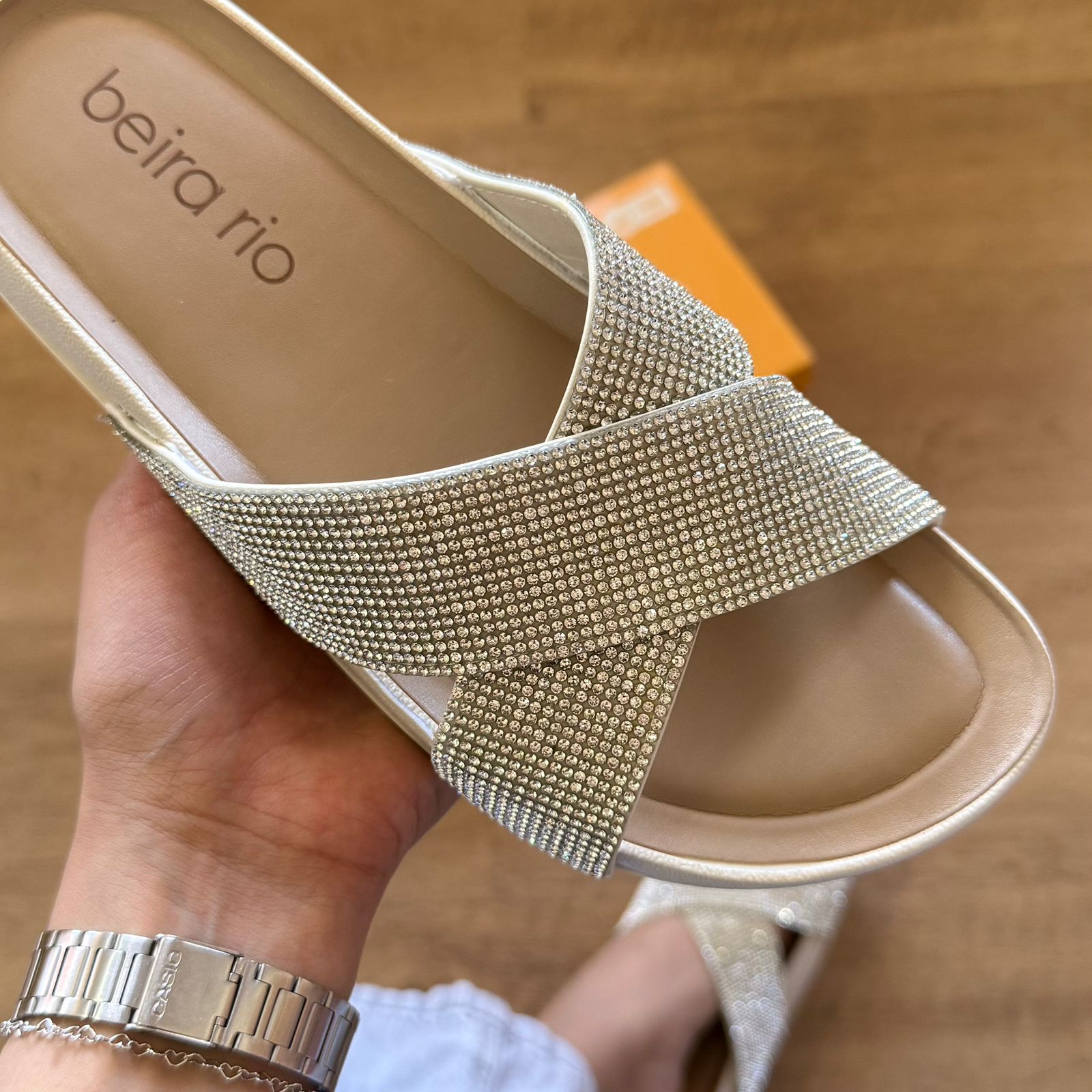 Sandália Beira Rio Rasteira Tiras Cruzadas Brilhosas 8542.104