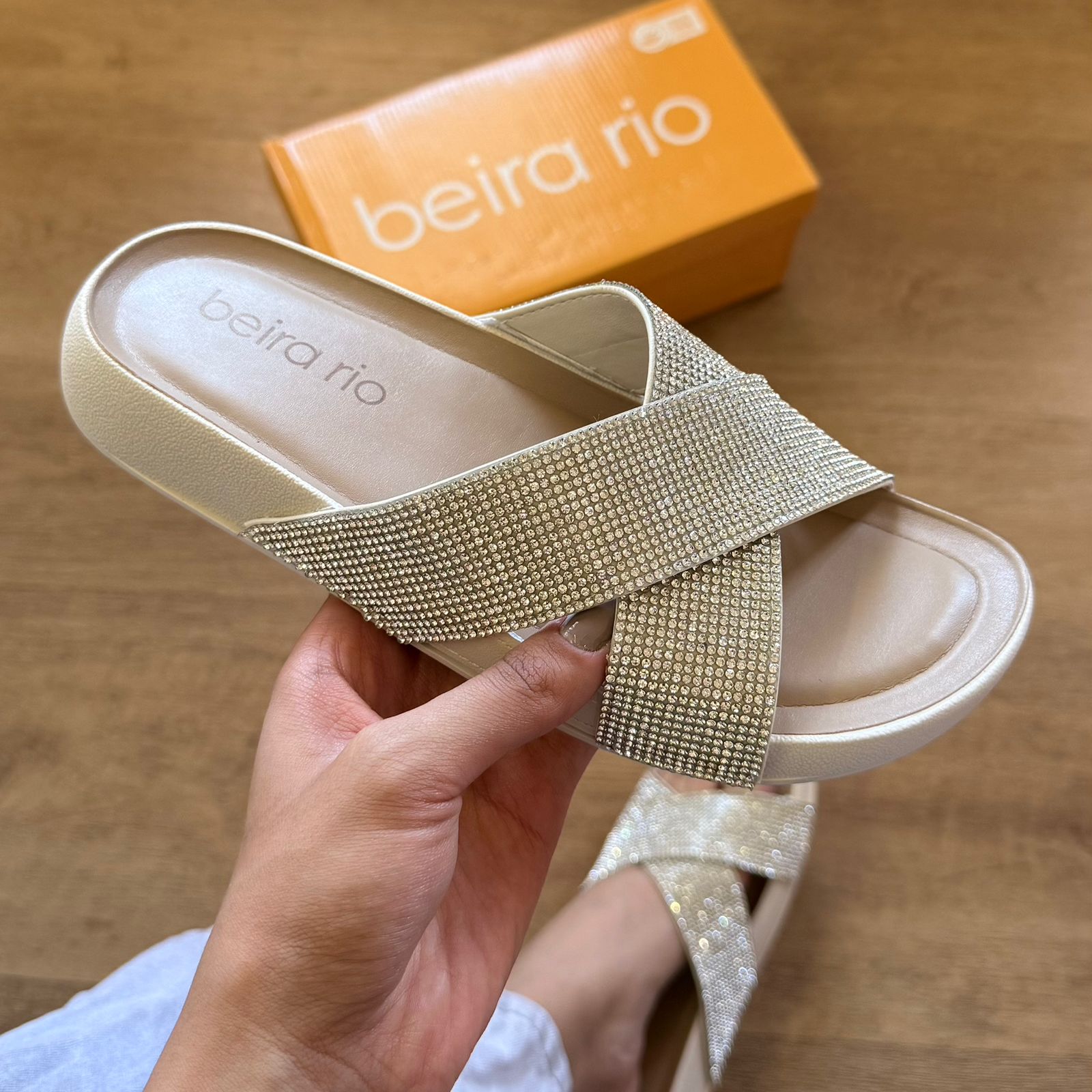 Sandália Beira Rio Rasteira Tiras Cruzadas Brilhosas 8542.104