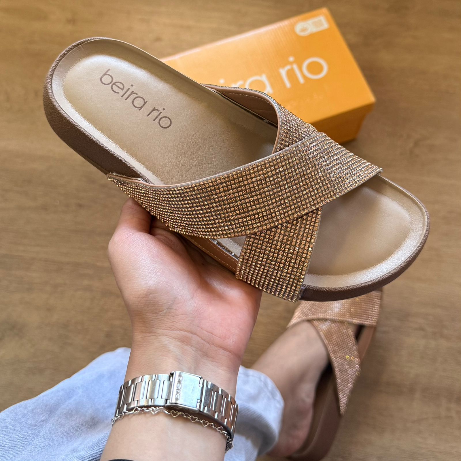 Sandália Beira Rio Rasteira Tiras Cruzadas Brilhosas 8542.104