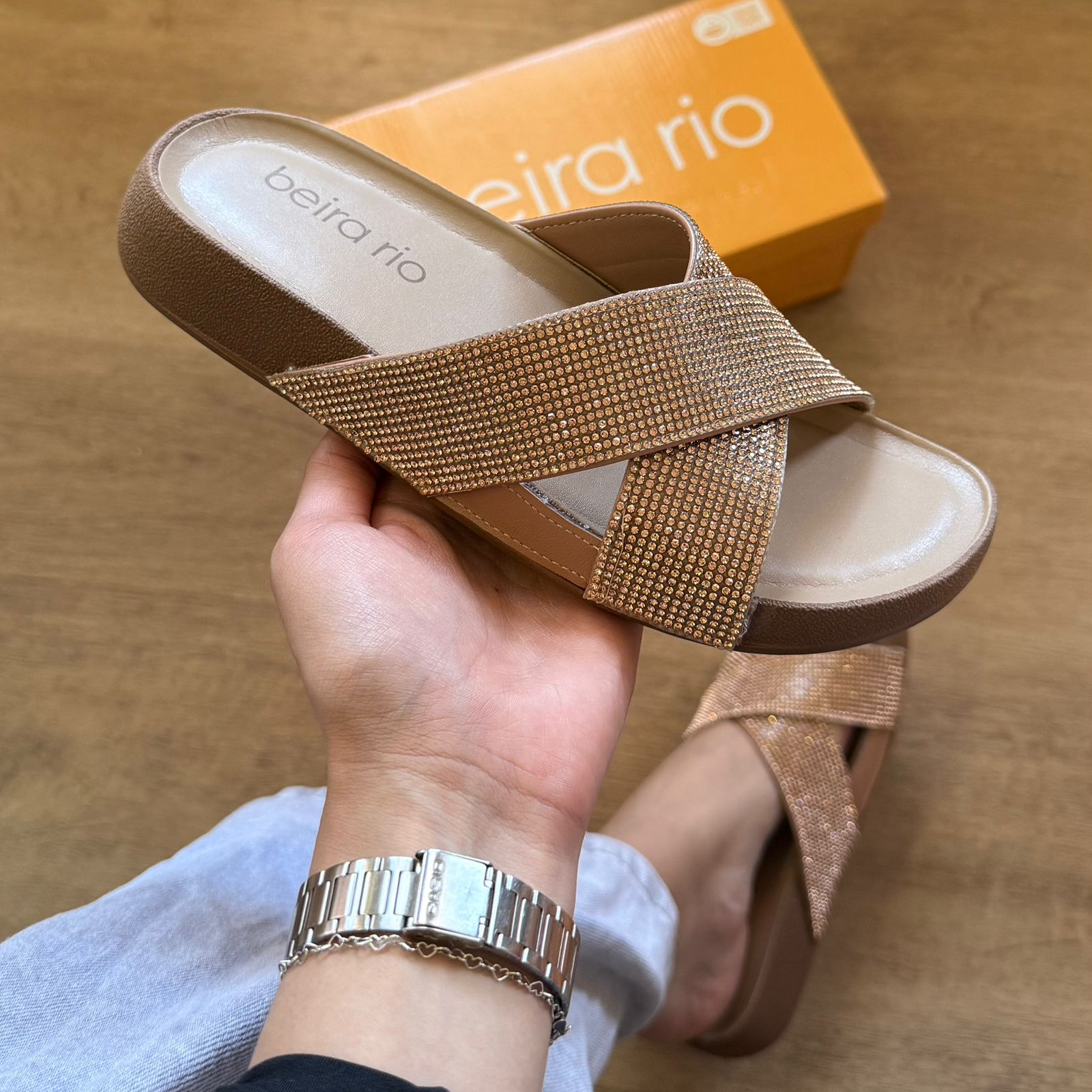 Sandália Beira Rio Rasteira Tiras Cruzadas Brilhosas 8542.104