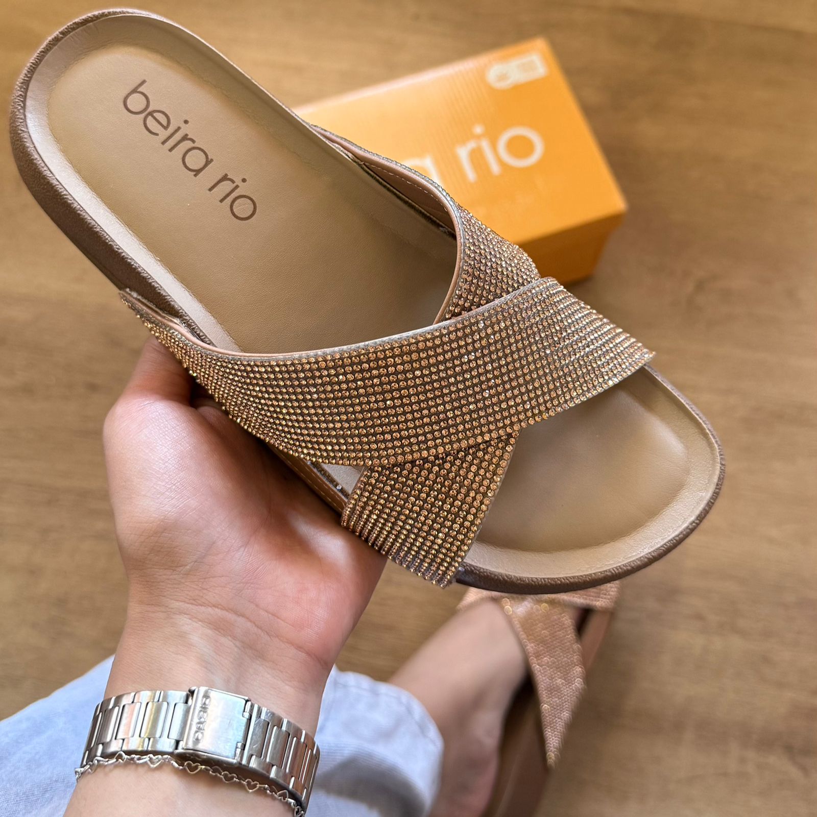 Sandália Beira Rio Rasteira Tiras Cruzadas Brilhosas 8542.104