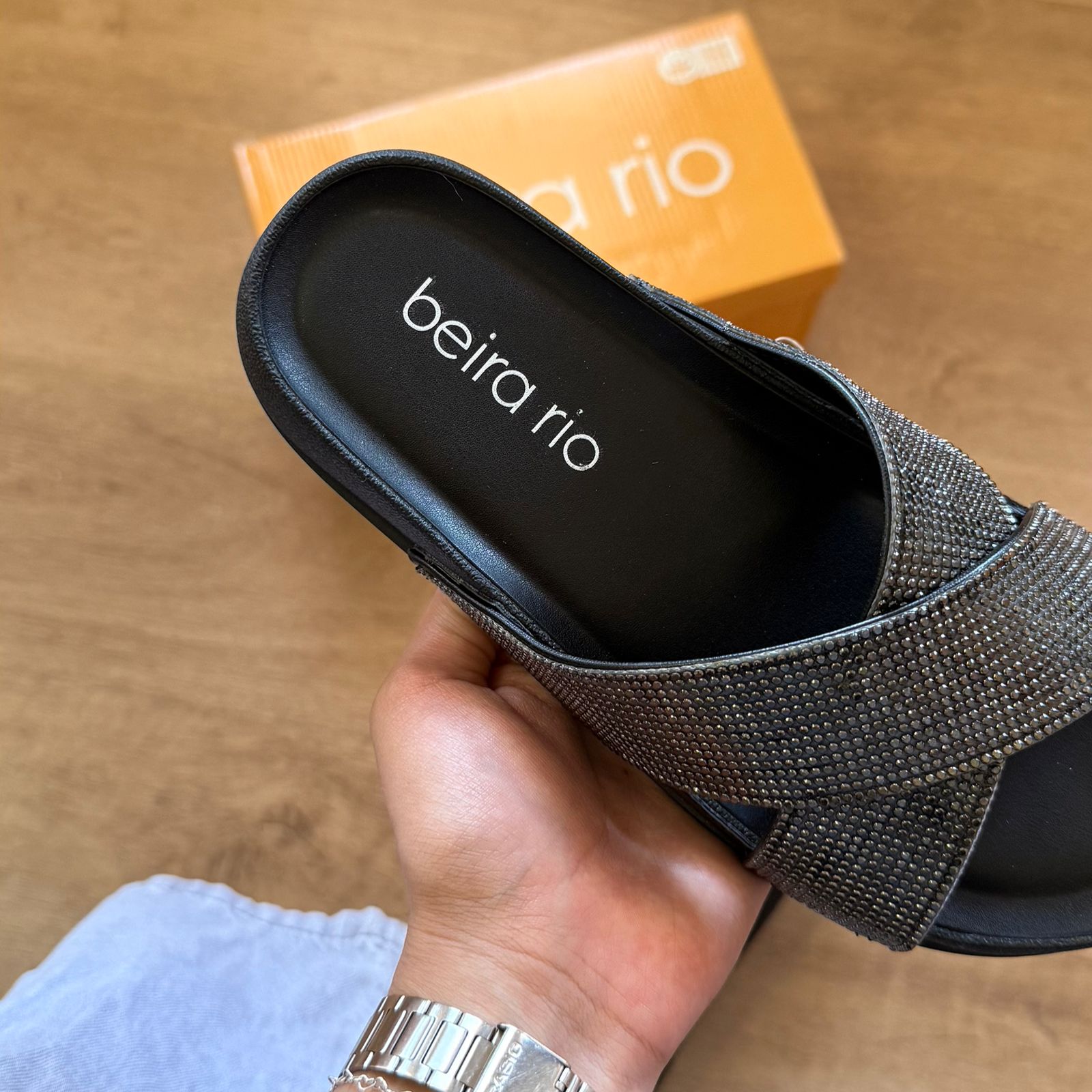 Sandália Beira Rio Rasteira Tiras Cruzadas Brilhosas 8542.104