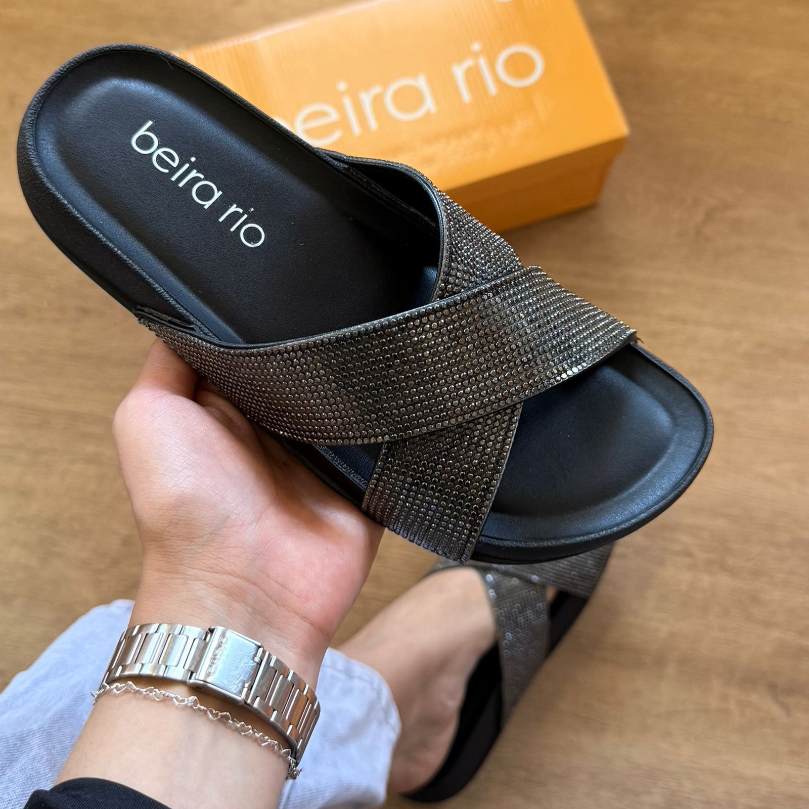 Sandália Beira Rio Rasteira Tiras Cruzadas Brilhosas 8542.104