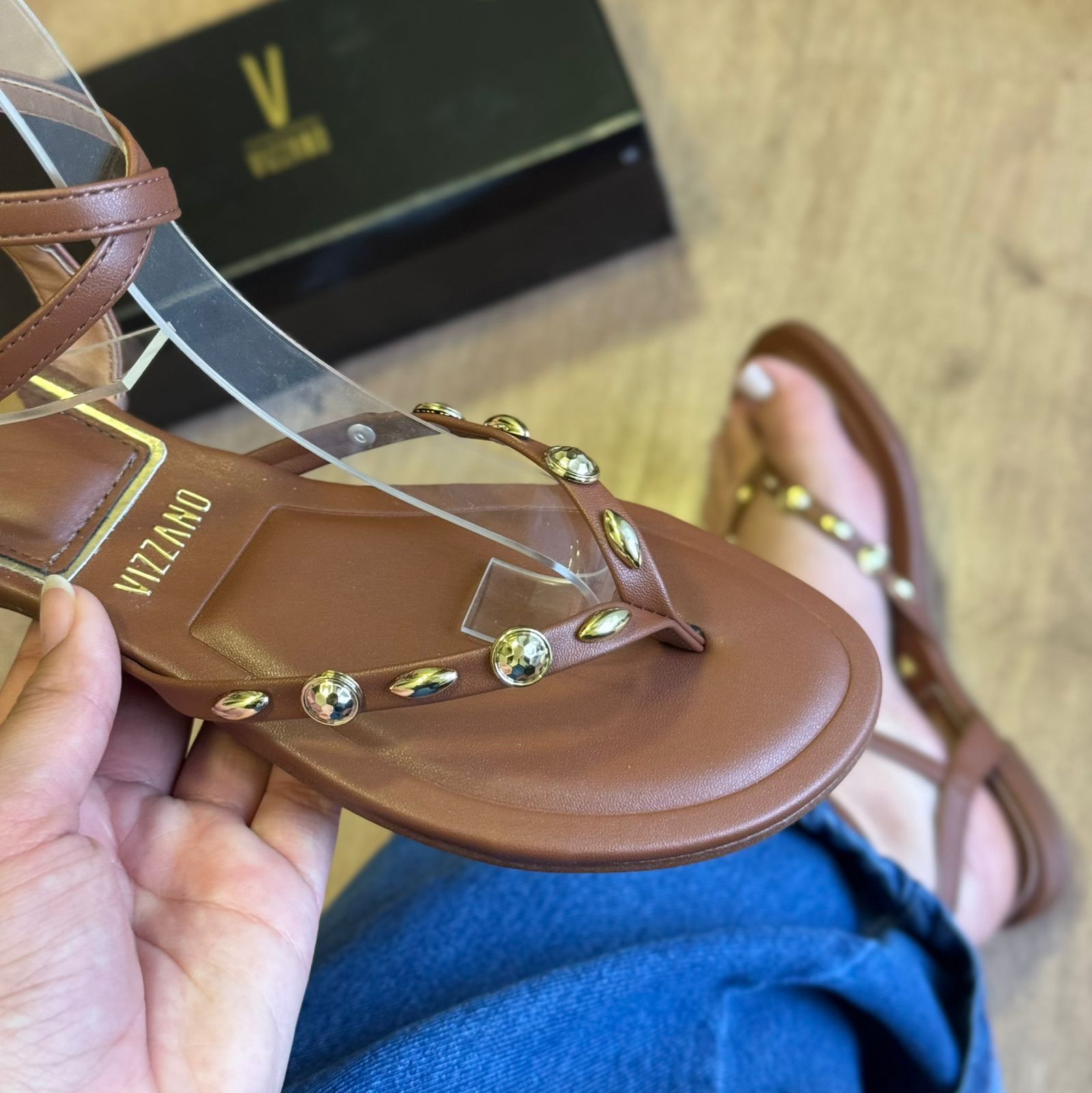 Sandália Vizzano Rasteira Detalhe Dourado nas Tiras 6528.108