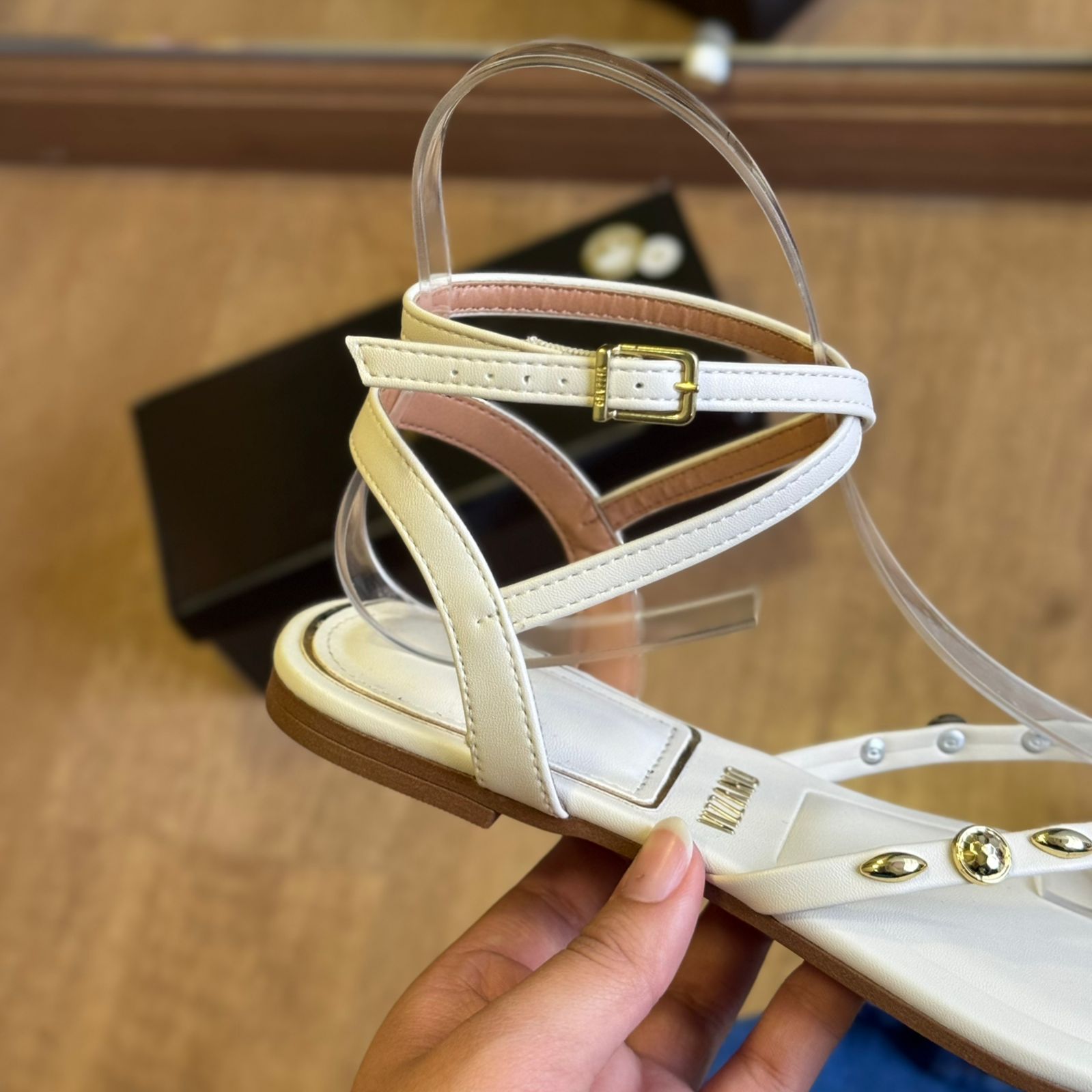 Sandália Vizzano Rasteira Detalhe Dourado nas Tiras 6528.108