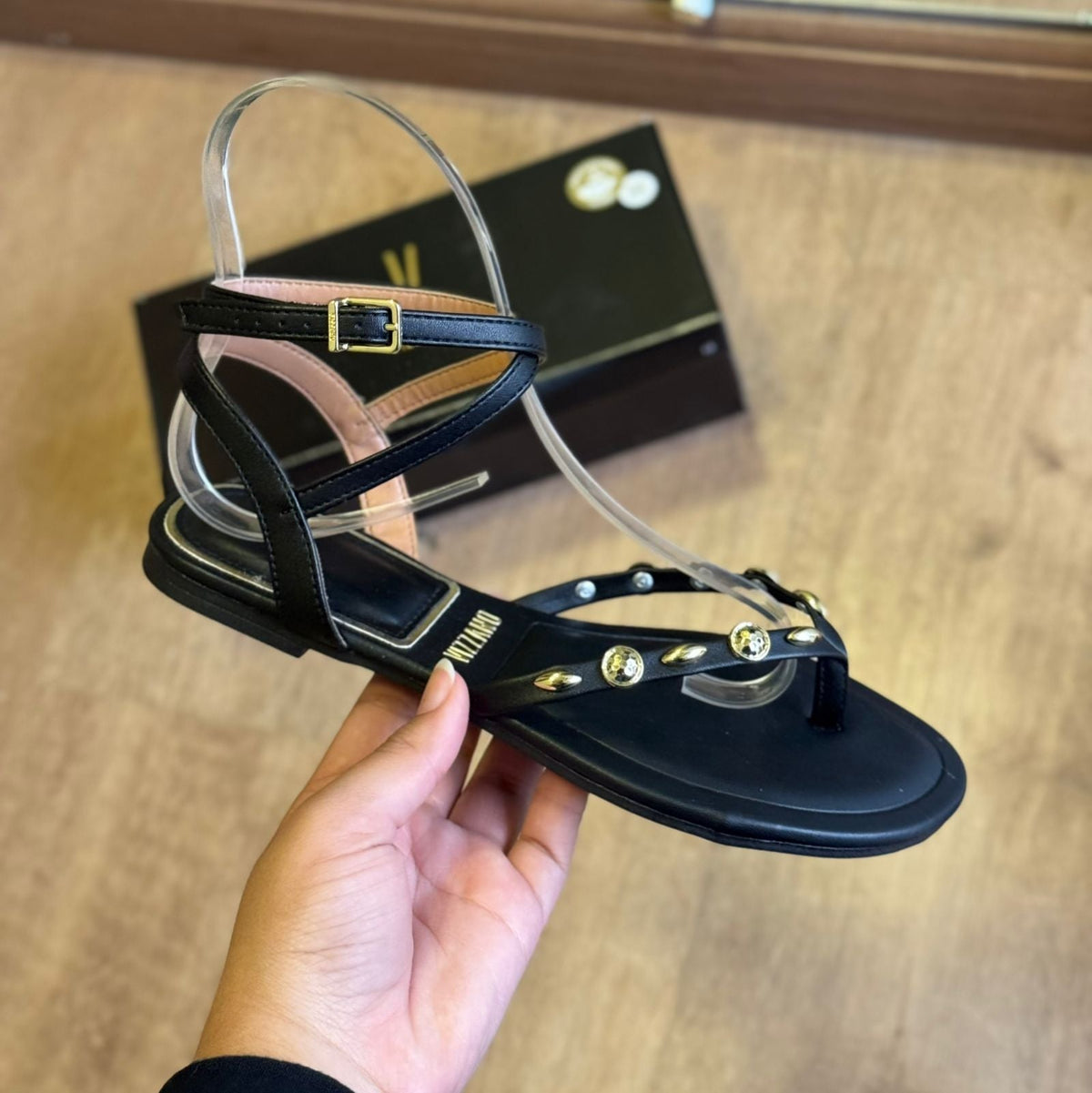 Sandália Vizzano Rasteira Detalhe Dourado nas Tiras 6528.108