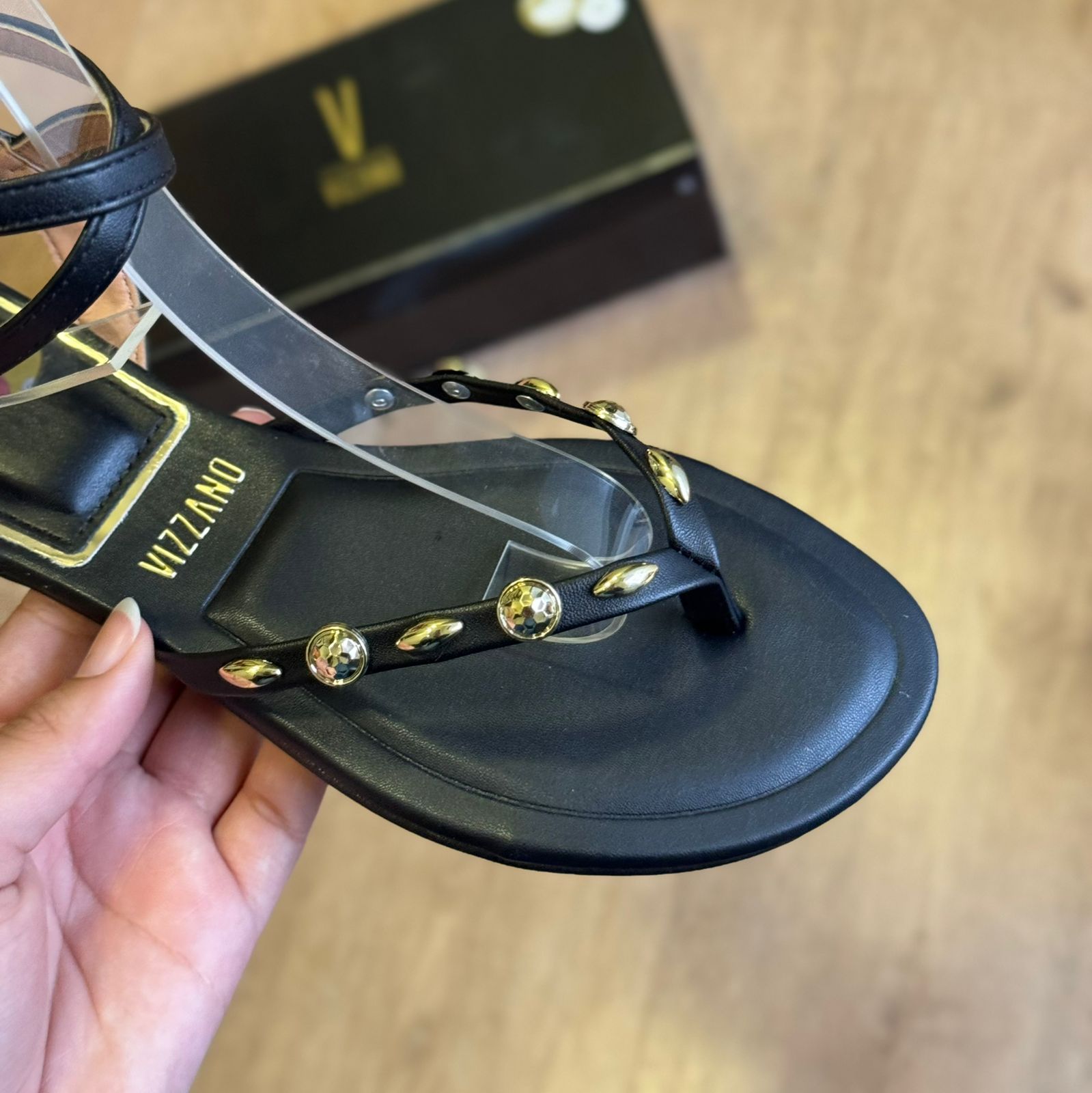 Sandália Vizzano Rasteira Detalhe Dourado nas Tiras 6528.108