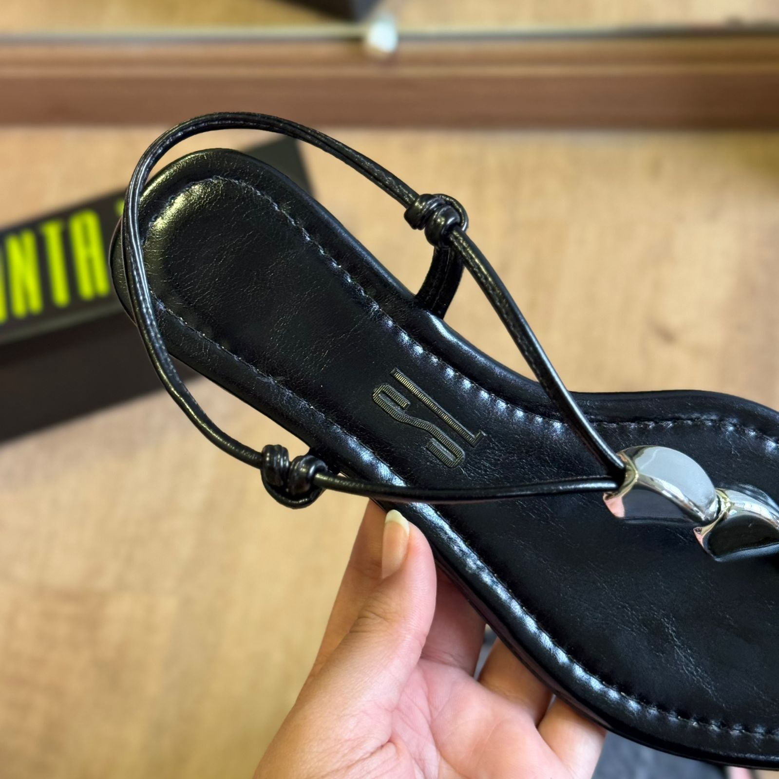 Sandália Santa Lolla Rasteira Napa Madri 01F7.5697.0A54