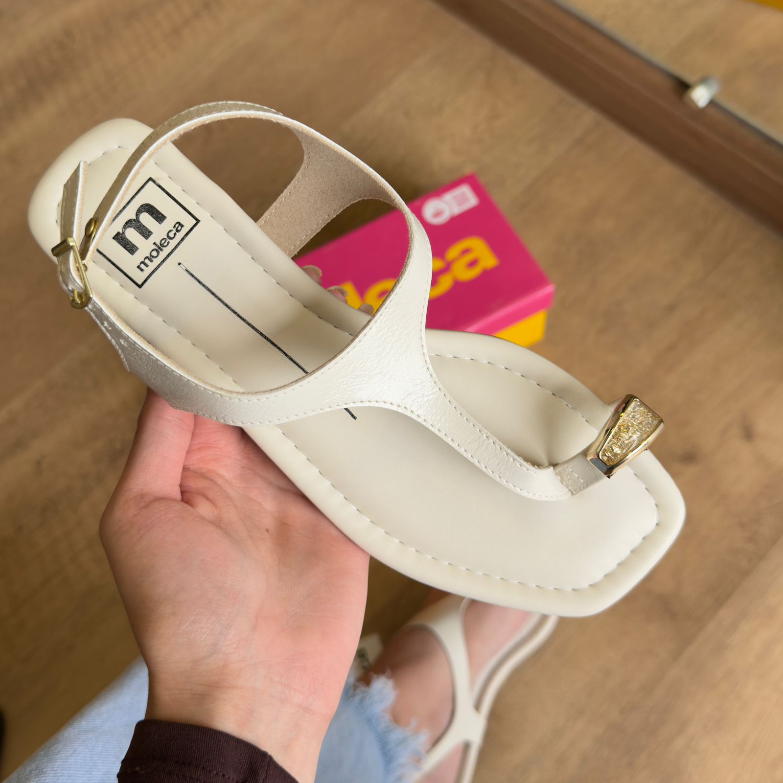 Sandália Moleca Rasteira Detalhe no Dedo 5559.103