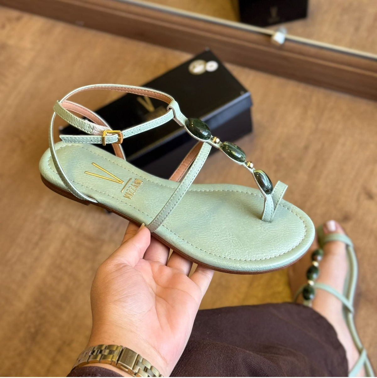 Sandália Vizzano Rasteiras Adornos nas Tiras 6235.1721