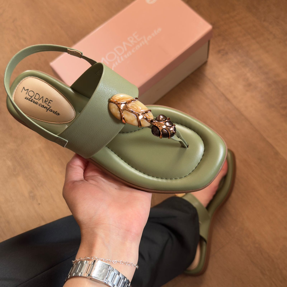 Sandália Modare Rasteira Com Pedrarias 7212.103