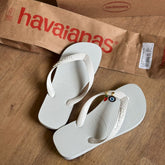 Havaianas Top + Pin Olho Grego e Pimenta
