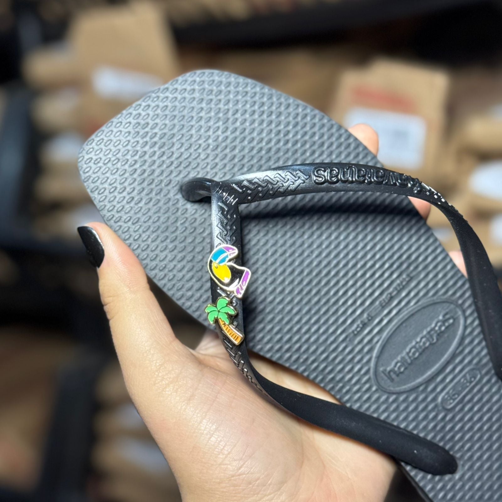 Havaianas Slim Square Logo Pop + Pin Tucano e Coqueiro
