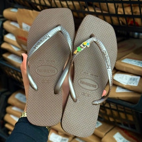 Havaianas Slim Square Logo Pop + Pin Tucano e Coqueiro