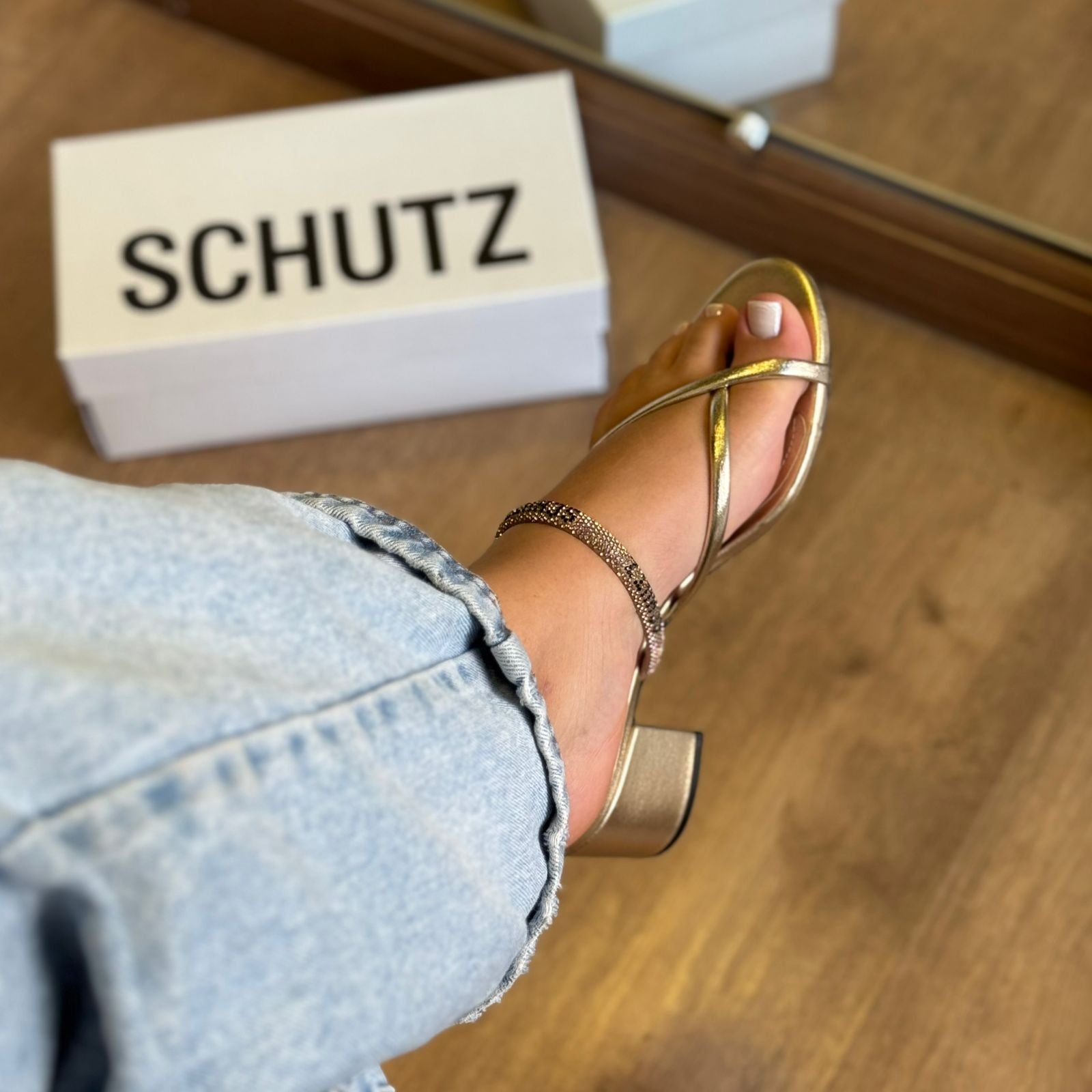 Sandália Schutz Salto Bloco Tiras com Strass S224950002