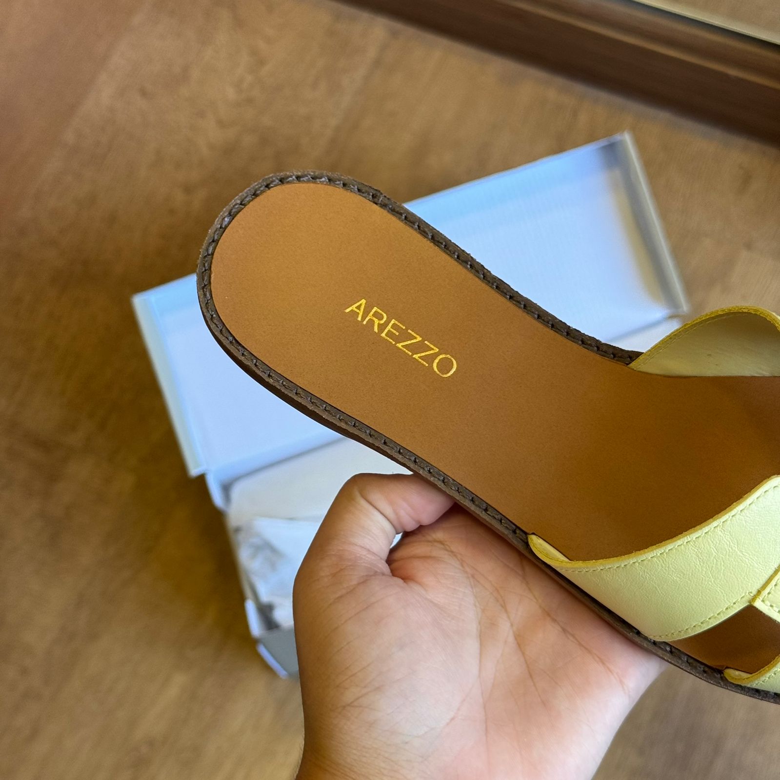 Chinelo Couro Arezzo Essenciais A110570001