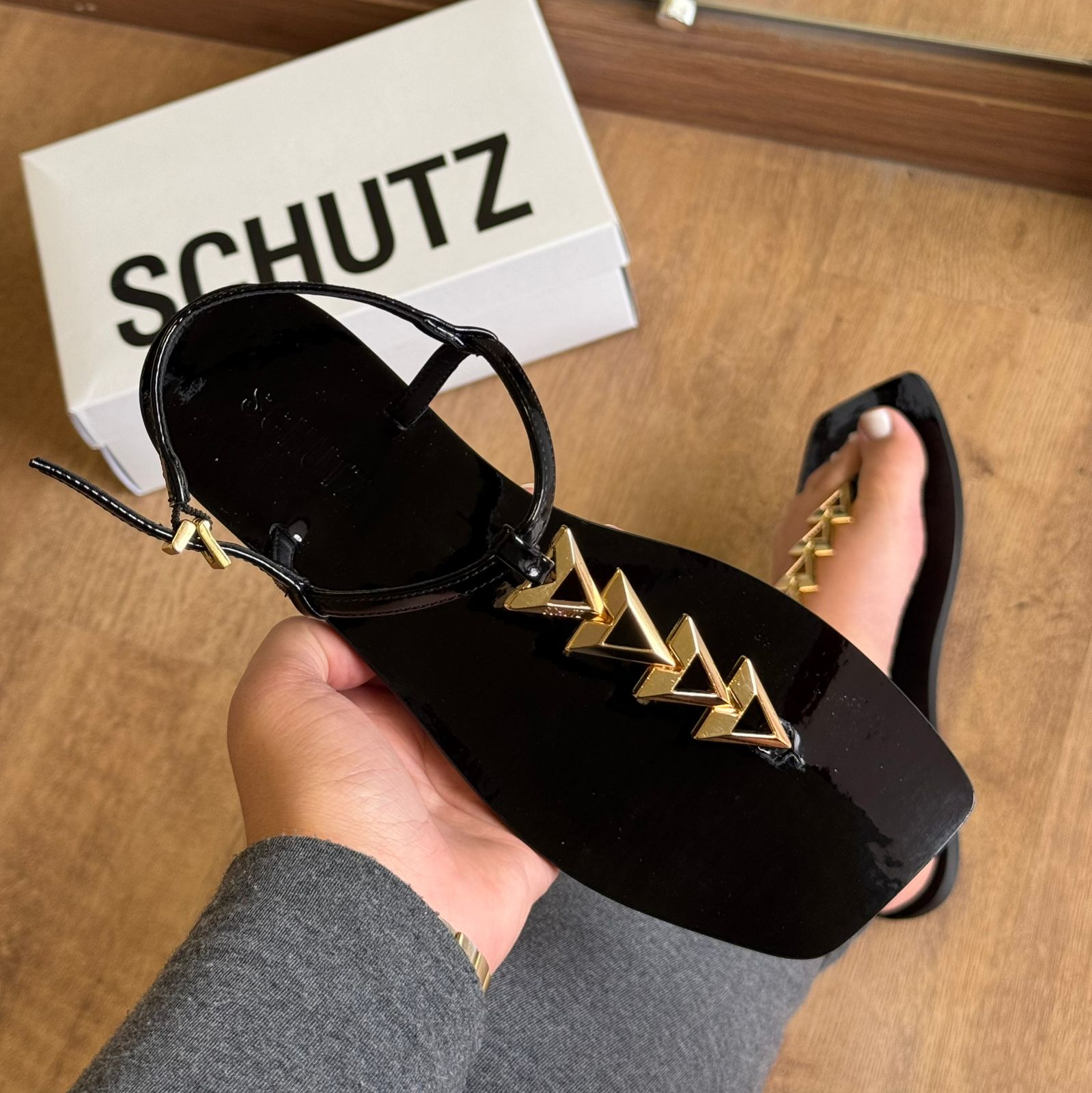 Sandália Schutz Rasteira Triangulos Dourados S224460001