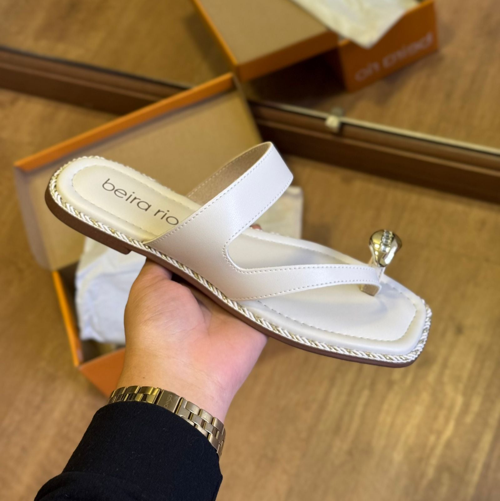 Sandália Beira Rio Rasteira Detalhe Dourado no Dedo 8506.209