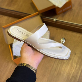 Sandália Beira Rio Rasteira Detalhe Dourado no Dedo 8506.209