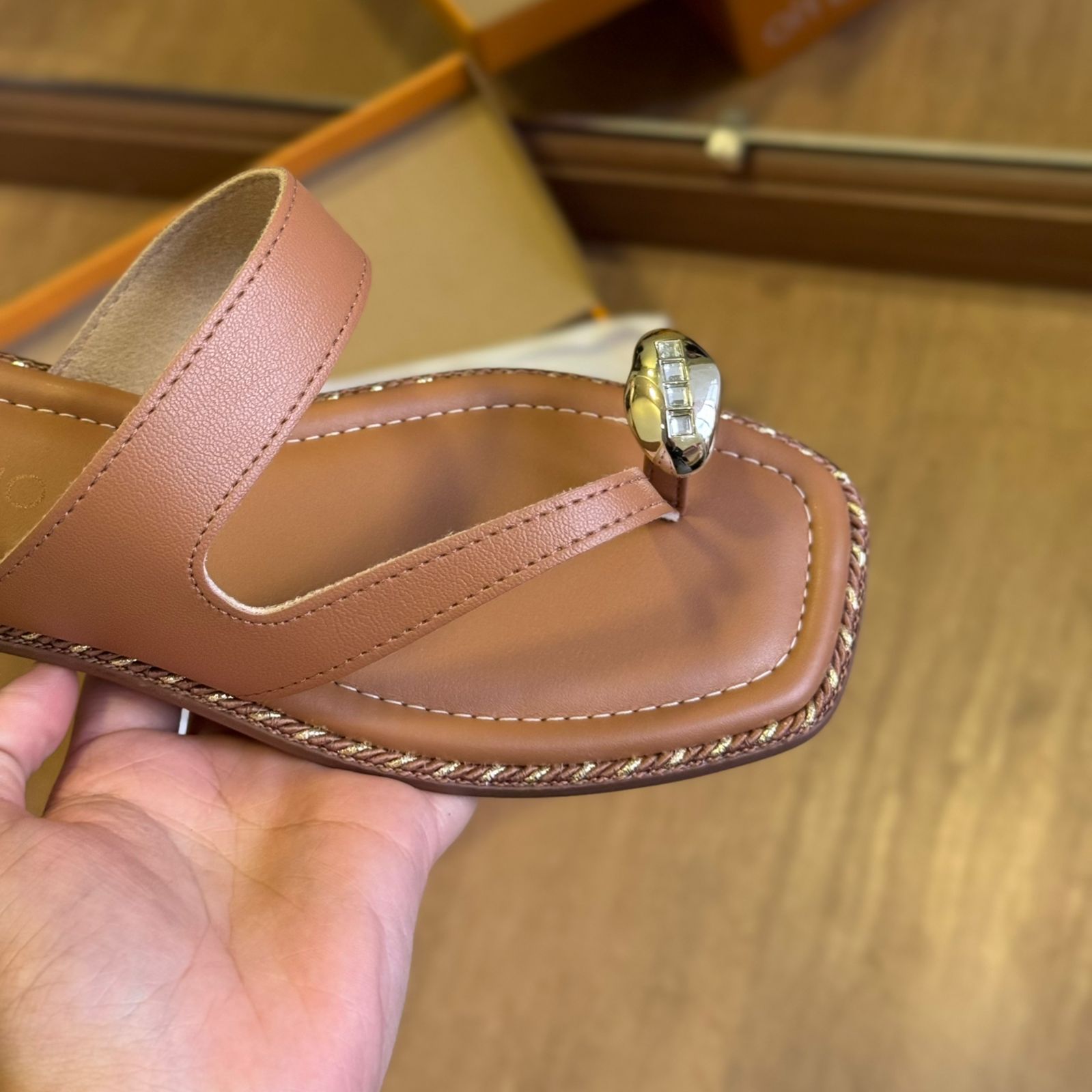 Sandália Beira Rio Rasteira Detalhe Dourado no Dedo 8506.209