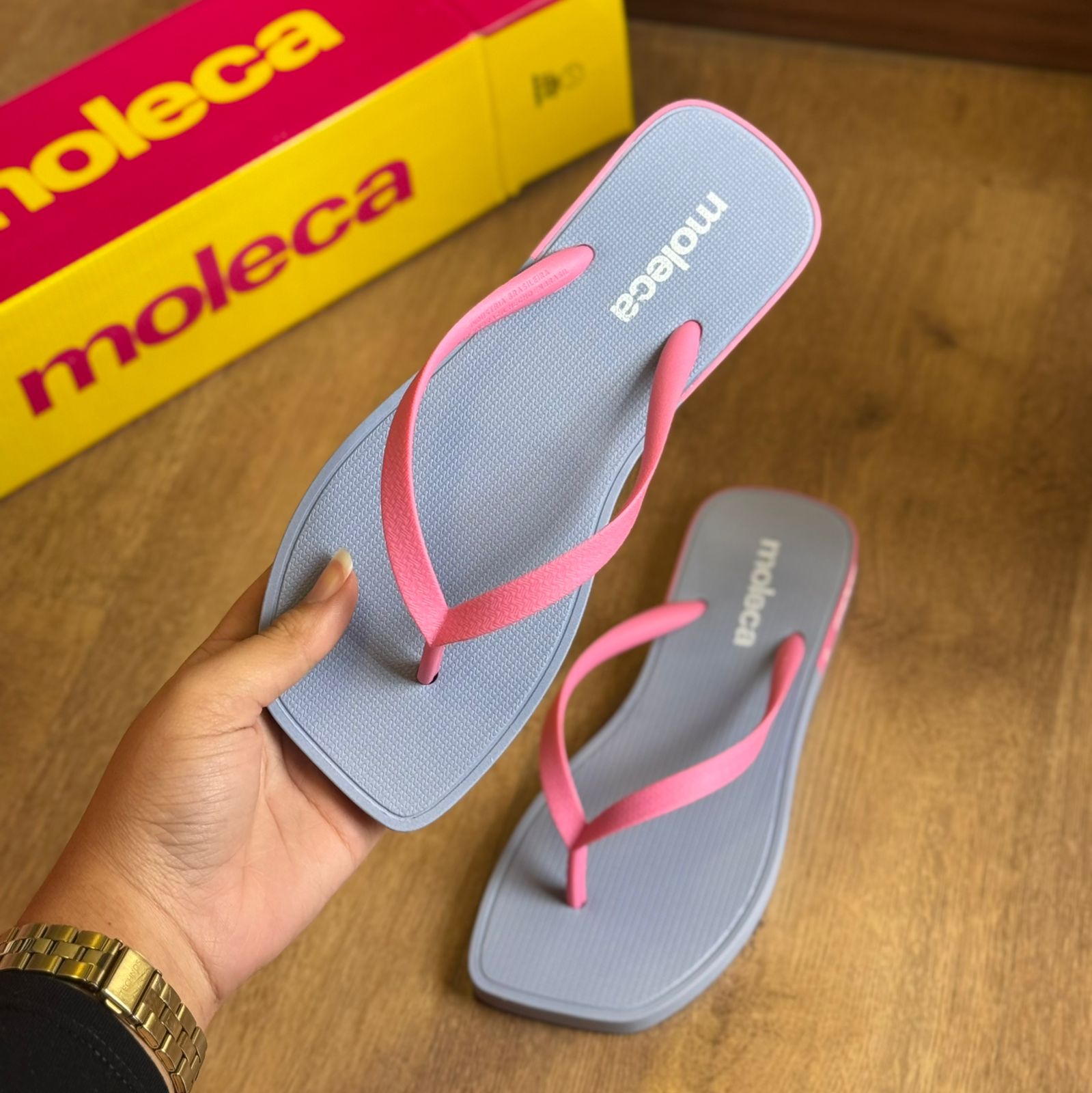 Chinelo de Dedo Moleca Detalhes da Marca 5552.200