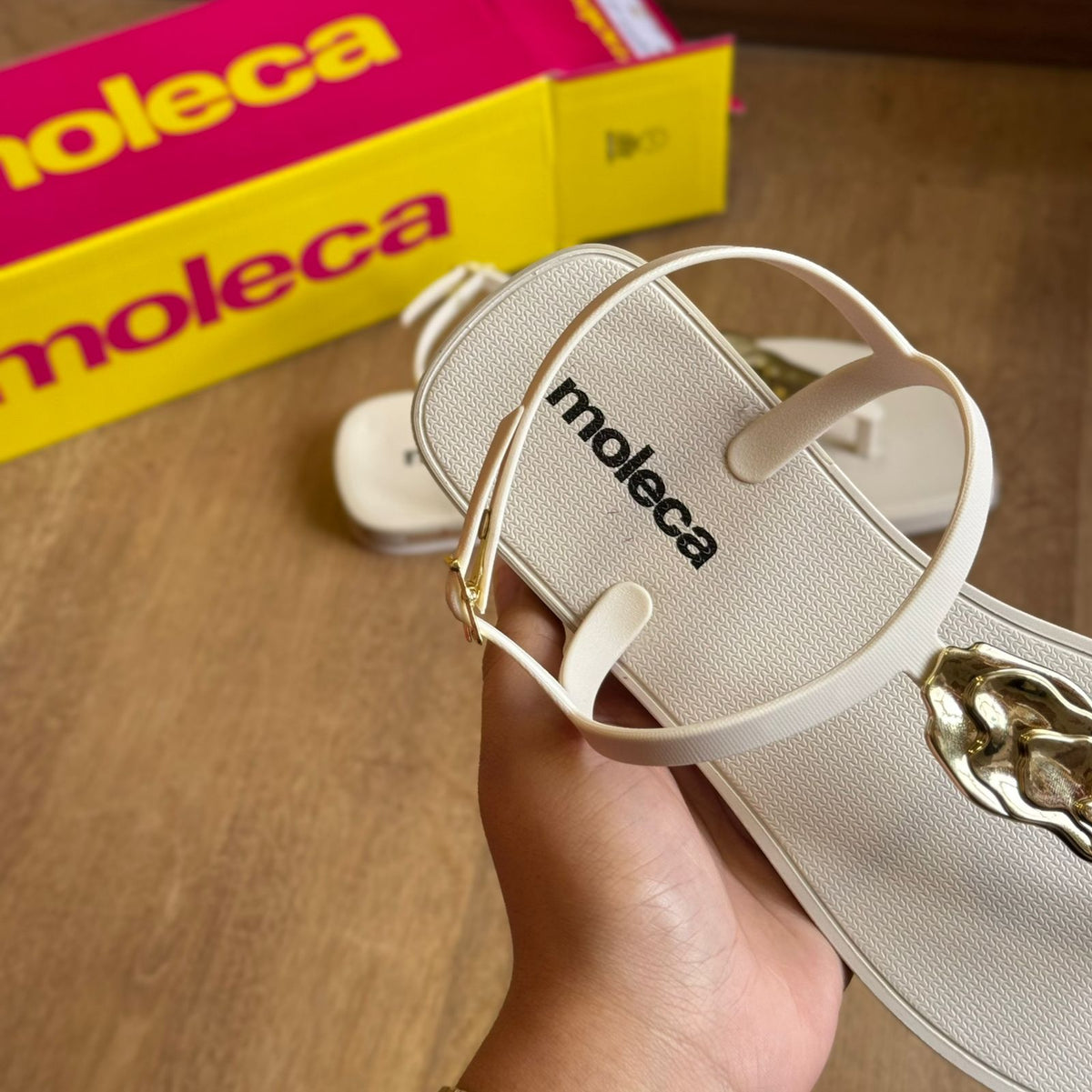 Sandália Rasteira Moleca Detalhe Dourado na Tira 5552.201