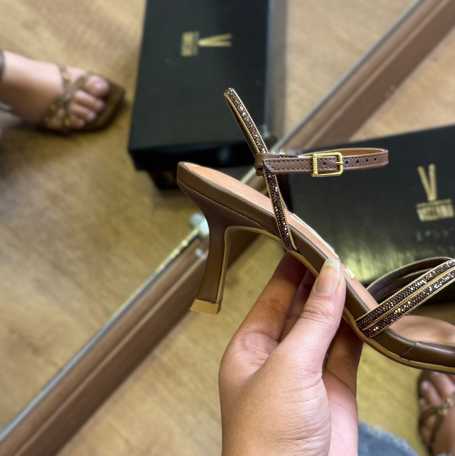 Sandália Vizzano Salto Fino Tiras Brilhosas 6536.105