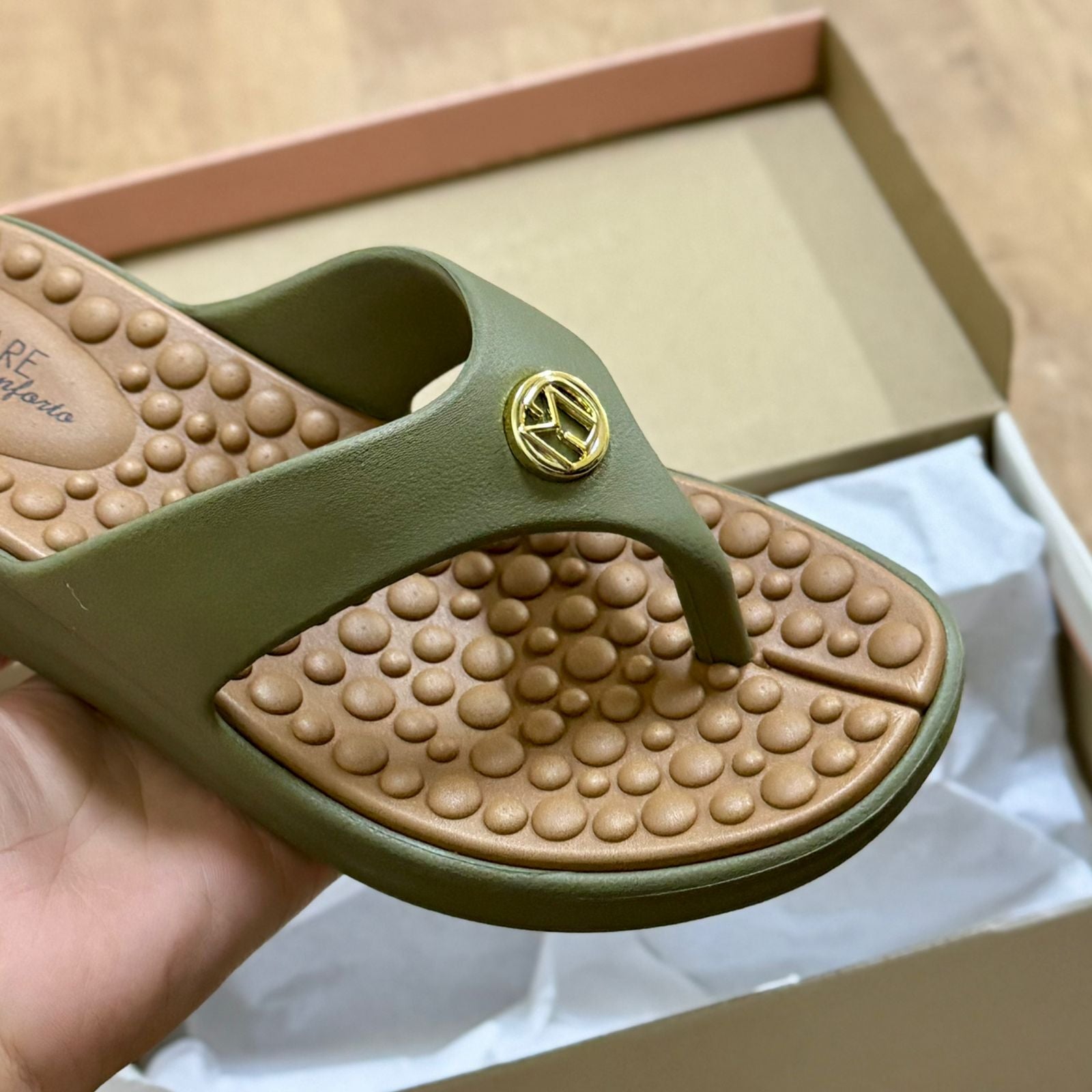 Chinelo Modare Detalhe da Marca Dourado 7213.100