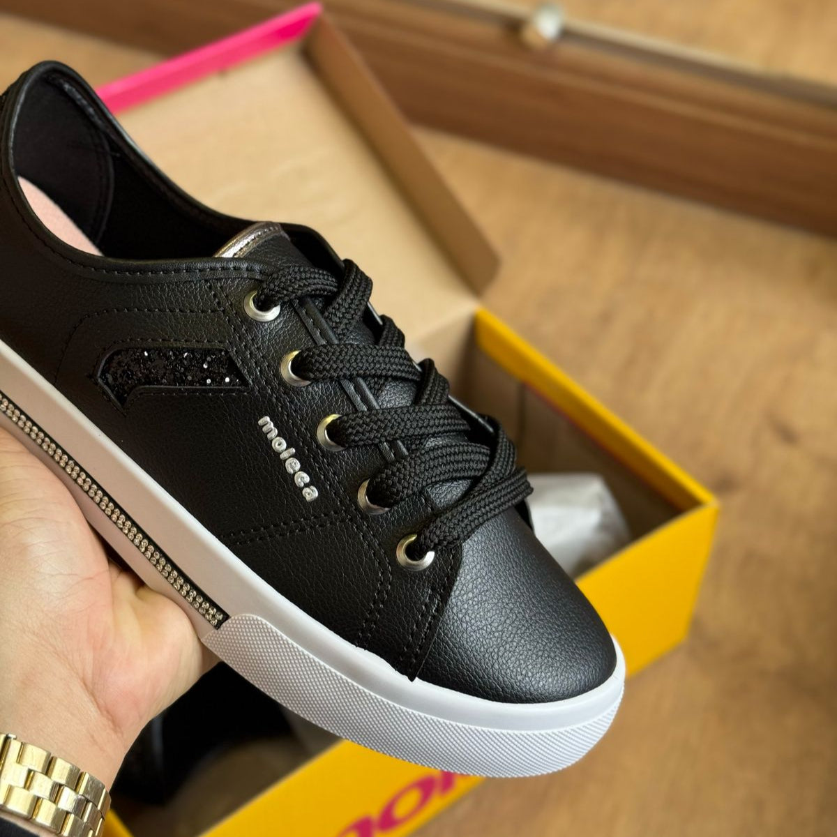 Tênis Moleca Detalhes Dourados 5667.646