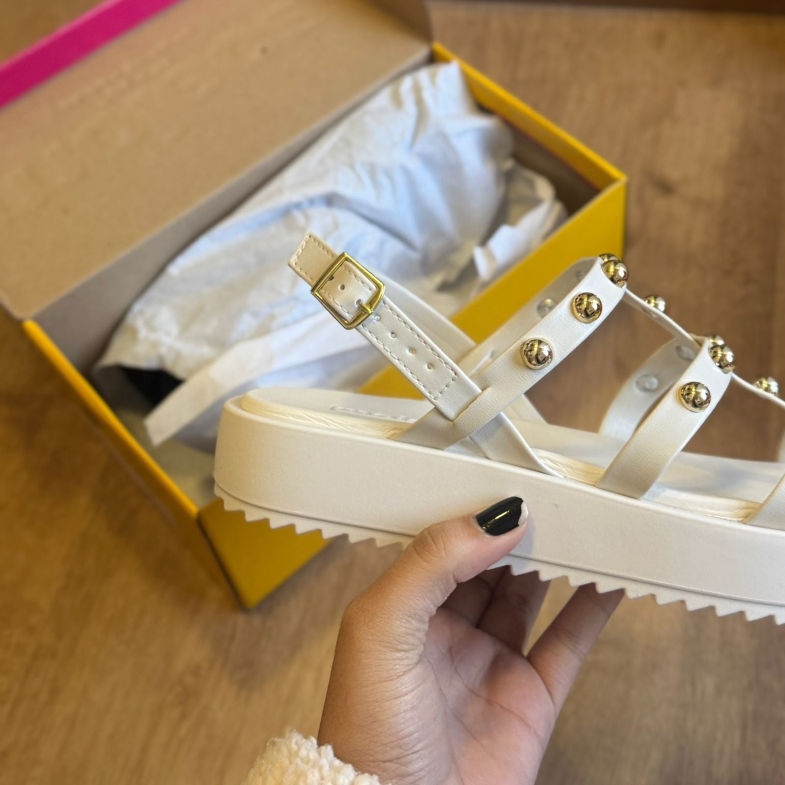 Sandália Moleca Detalher de Bolinhas Douradas 5489.119