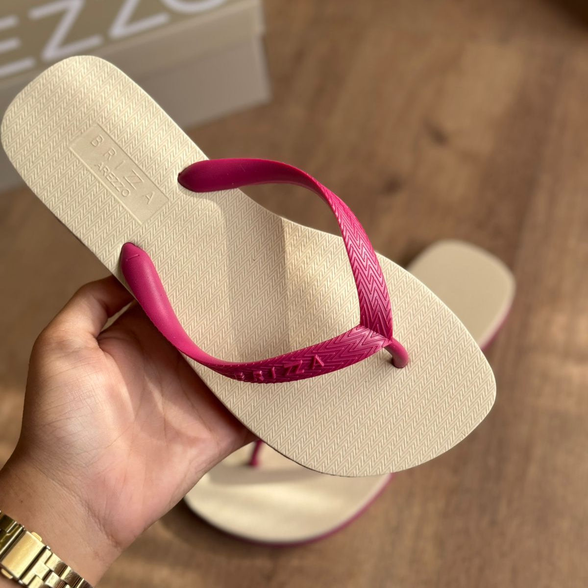 Chinelo de Dedo Arezzo Bicolor Roma Basics Z190350006