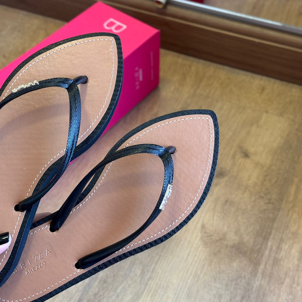 Chinelo de Dedo Arezzo Bico Folha Brizza Z191460002