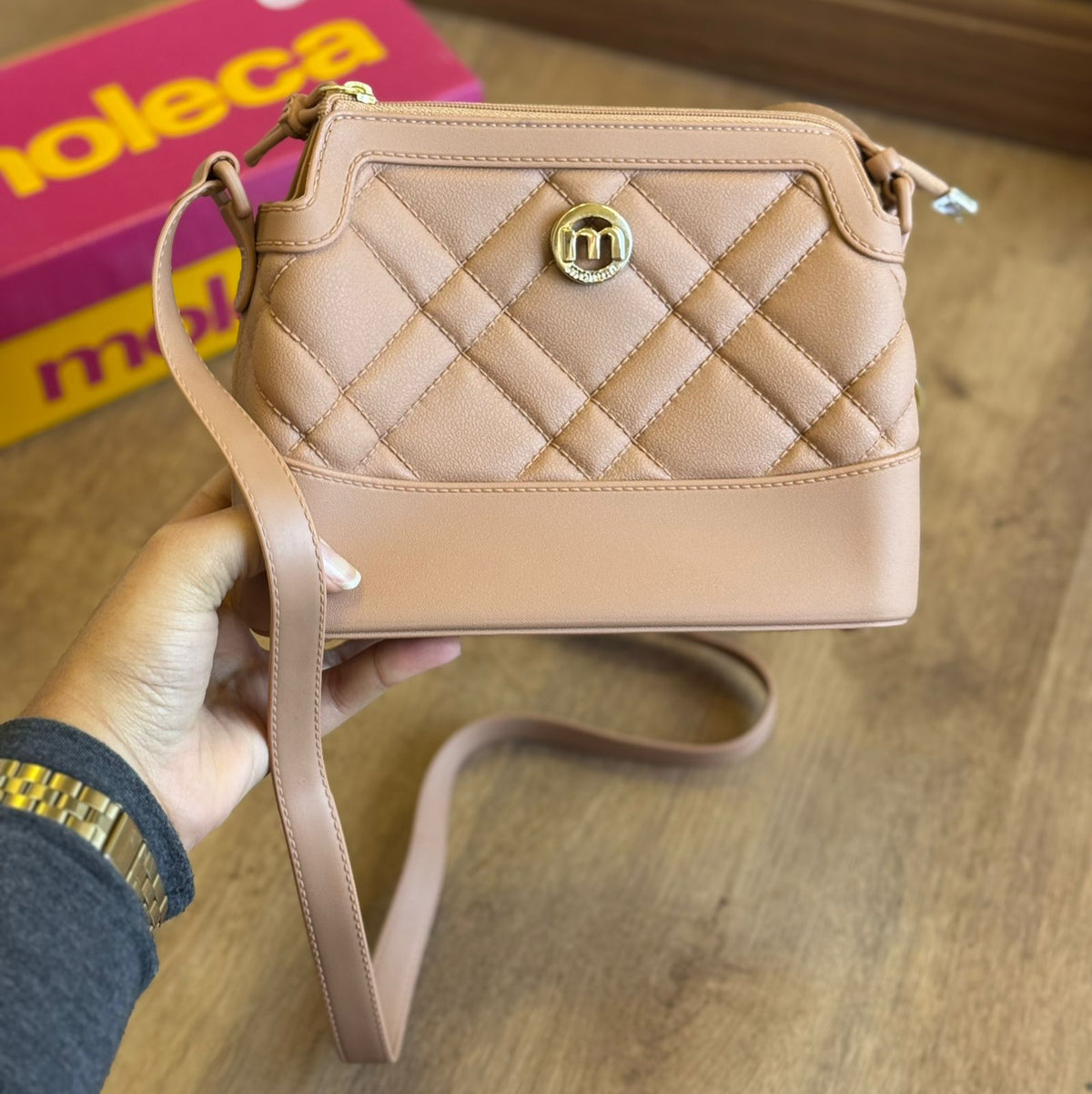 Bolsa Moleca Letra M Dourado 50062.1.31