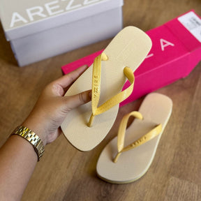 Chinelo de Dedo Arezzo Bicolor Roma Basics Z190350006