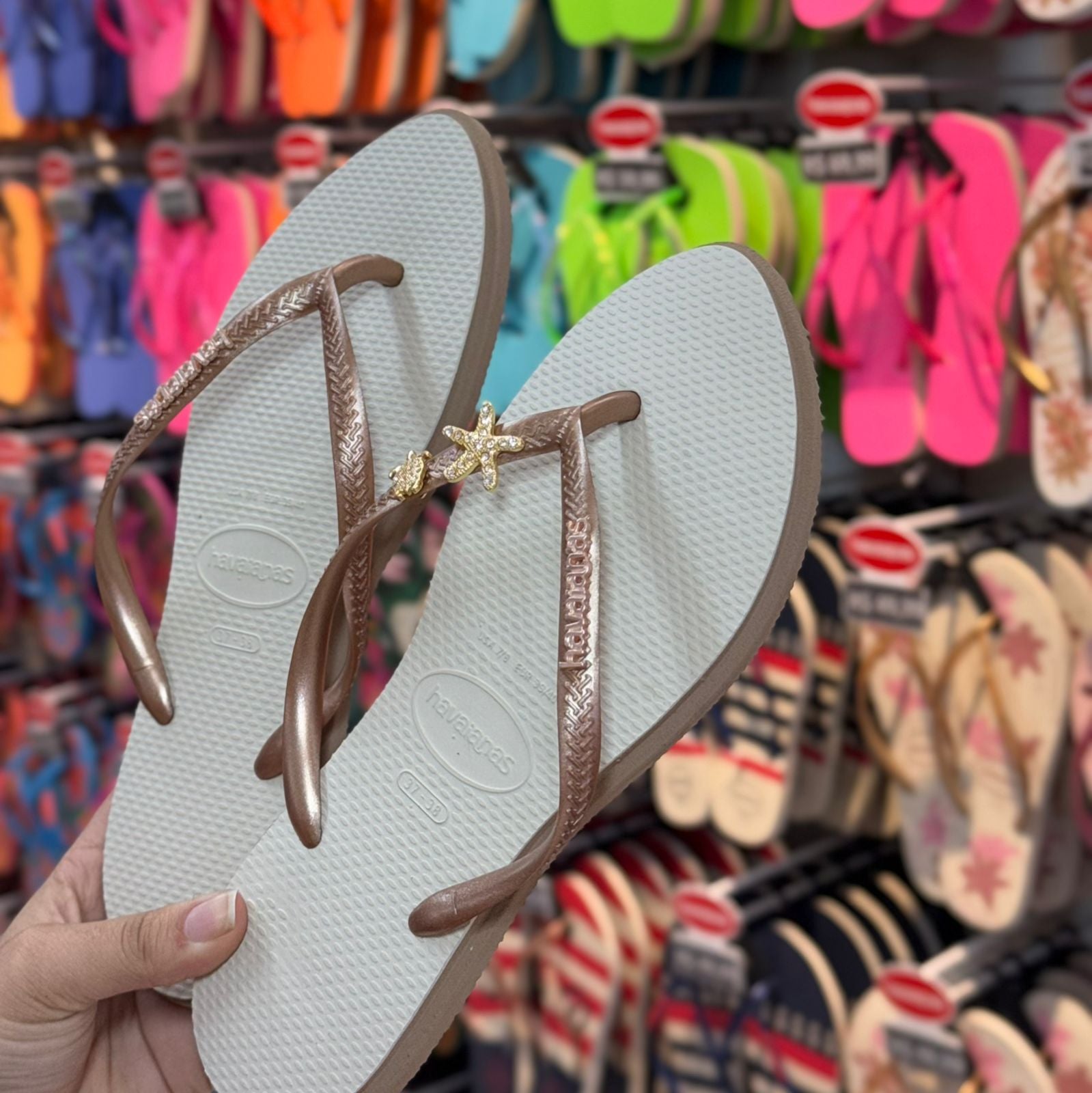 Havaianas Slim Point + Pin Estrela do Mar e Tartaruga