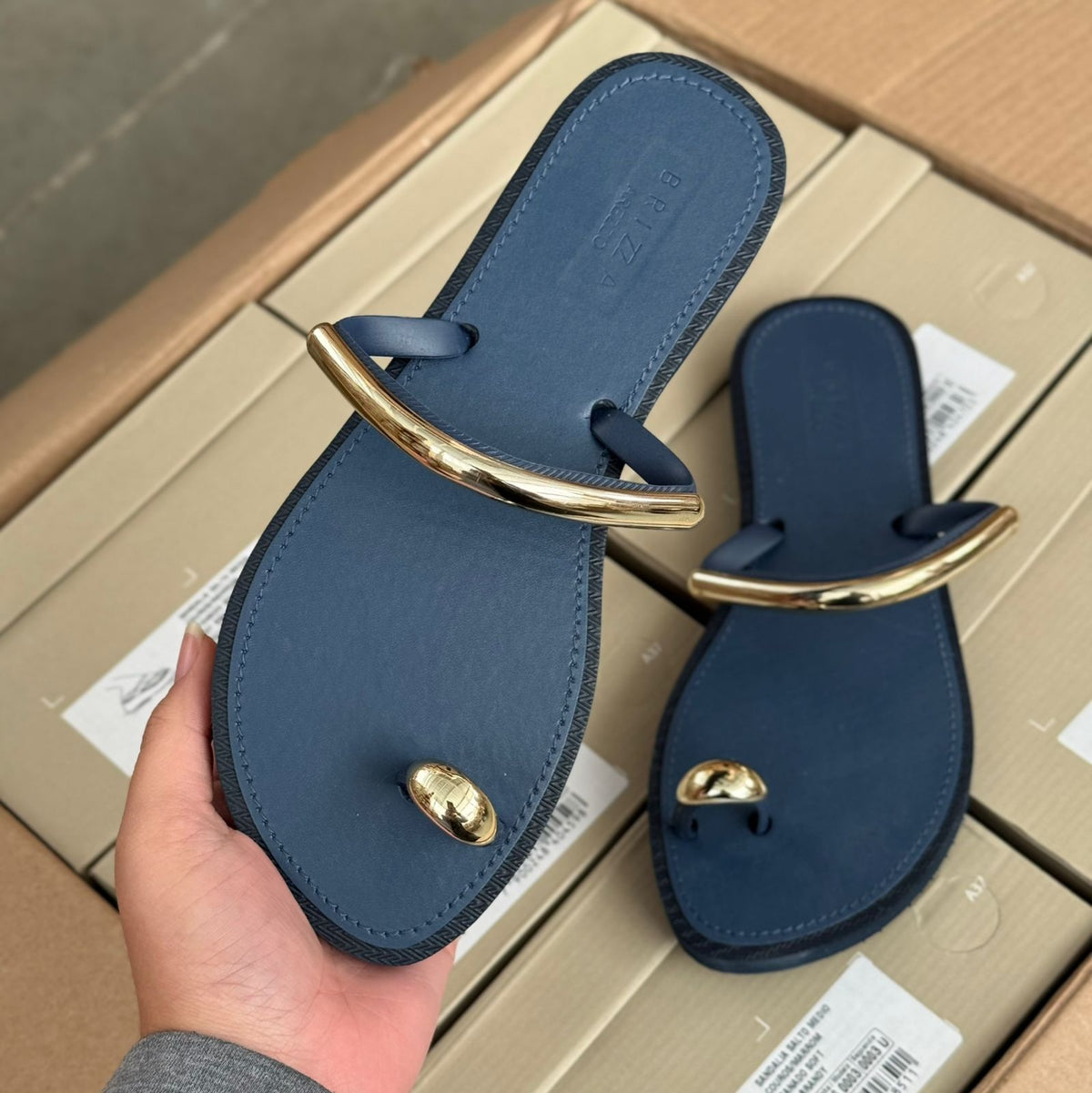 Sandalia Rasteira Arezzo Detalhe Dourado no Dedo Z191790001