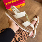 Sandália Moleca Detalhe Dourado no Cabedal 5447.526