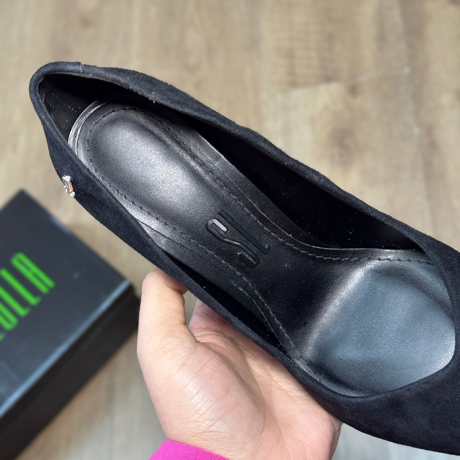 Scarpin Santa Lolla One Couro Camurça Bico Fino Salto Agulha 0070.2178.034A