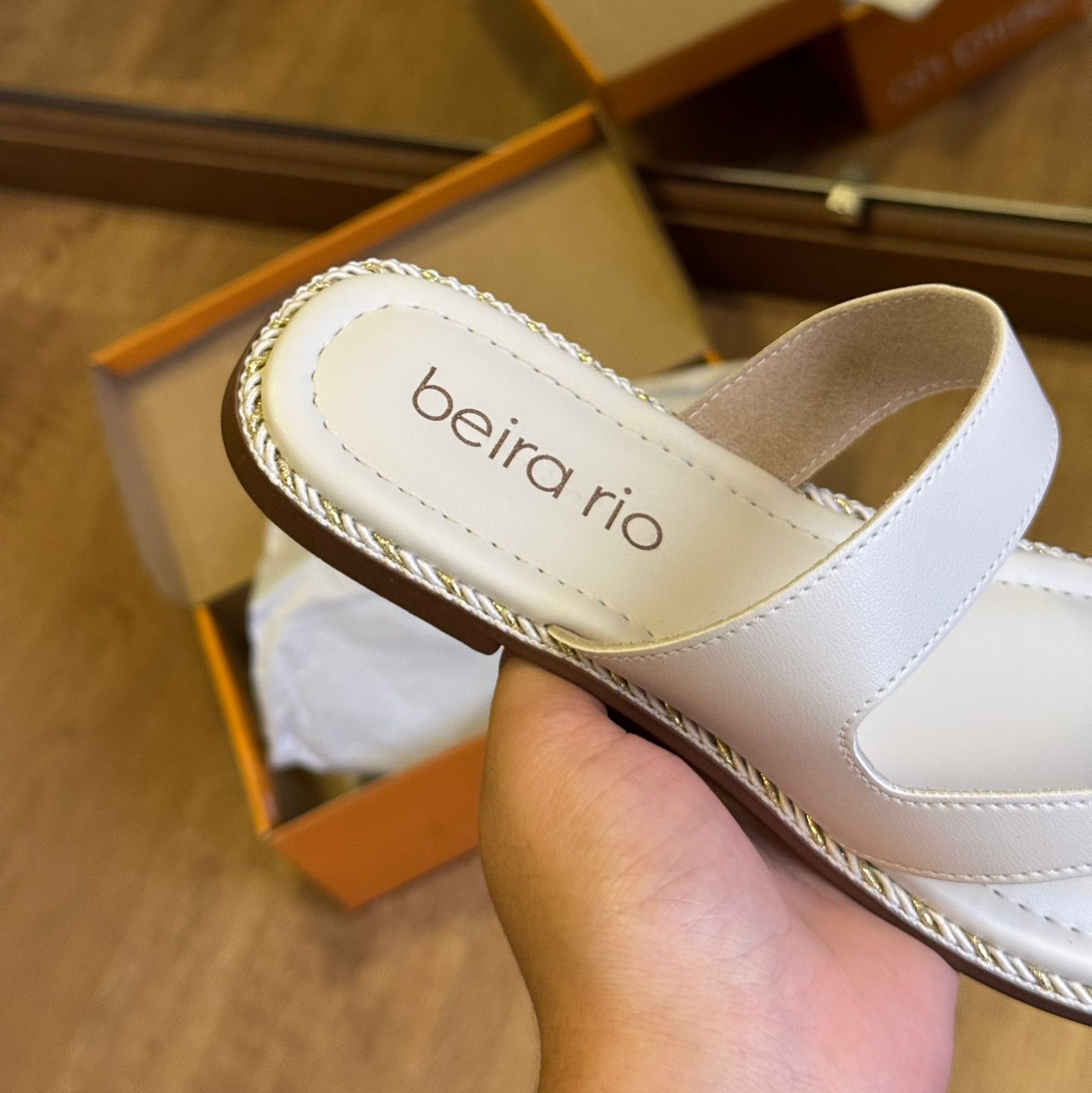 Sandália Beira Rio Rasteira Detalhe Dourado no Dedo 8506.209