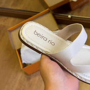 Sandália Beira Rio Rasteira Detalhe Dourado no Dedo 8506.209